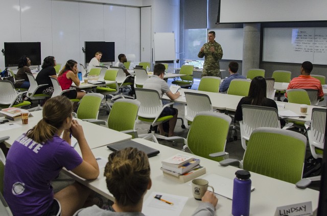 Col. Christopher Croft visits the Henry W. Bloch School of Management 2