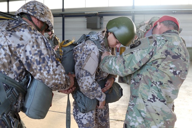 Paratroopers reinforce bonds during IJW2016