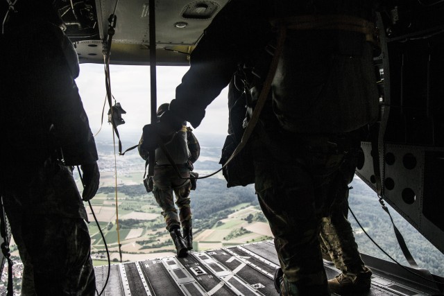 Paratroopers reinforce bonds during IJW2016