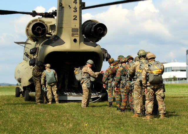 Paratroopers reinforce bonds during IJW2016