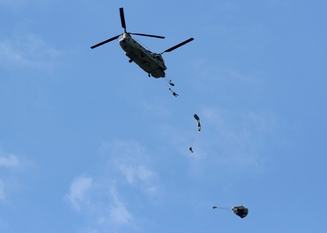 Paratroopers reinforce bonds during IJW2016