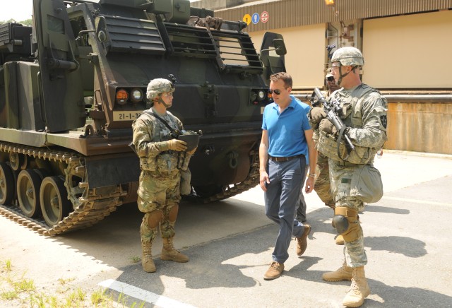 Army's only combined division demonstrates "Fight Tonight" capabilities for SecArmy