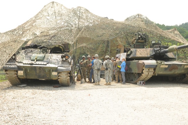Army's only combined division demonstrates "Fight Tonight" capabilities for SecArmy