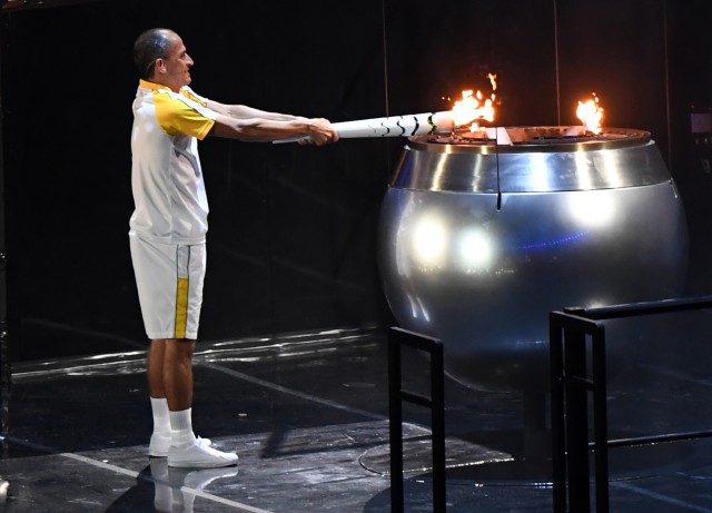 Vanderlei Cordeiro de Lima lights cauldron
