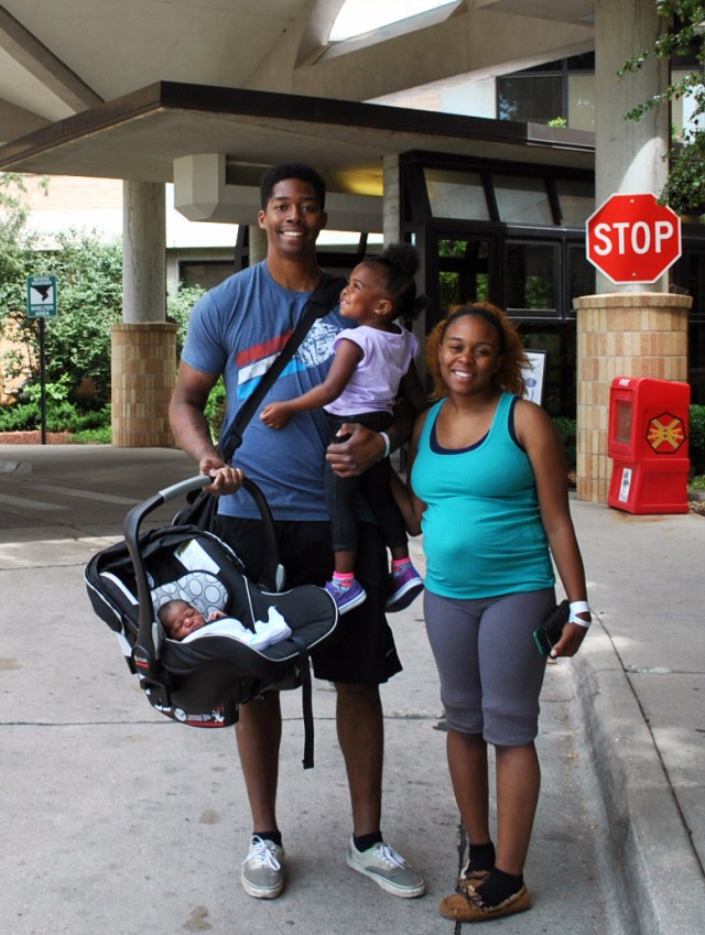 1ID family delivers son on IACH curb