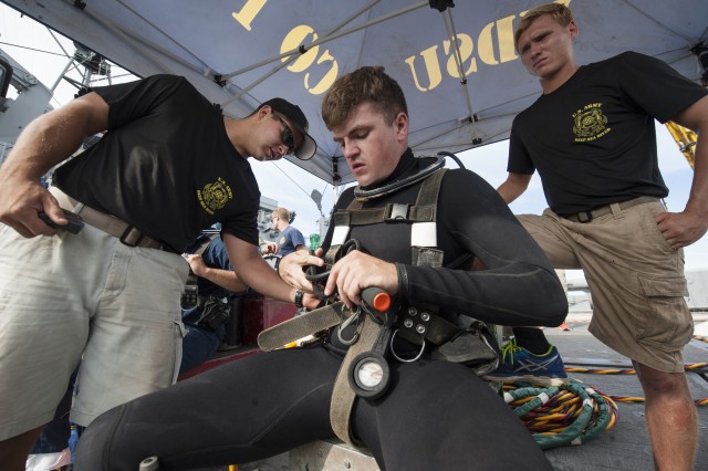 Army Soldiers dive depths of RIMPAC with joint partners