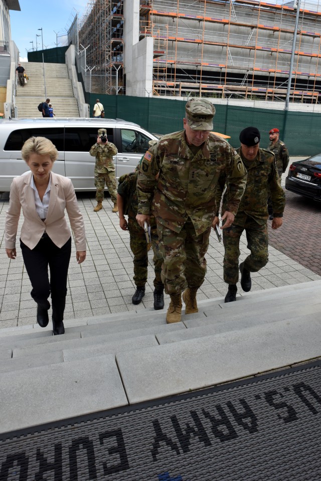 German Minister of Defense Visits USAREUR