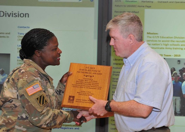 USAREC Education Services Specialist Receives Top Award