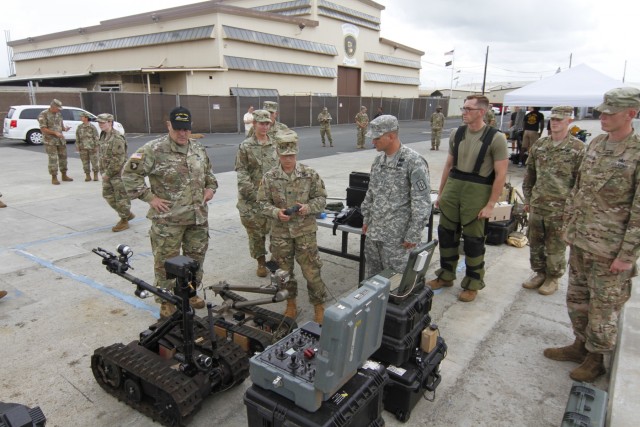 Army Chief of Staff tours Army Watercraft; views EOD and Dive capabilities