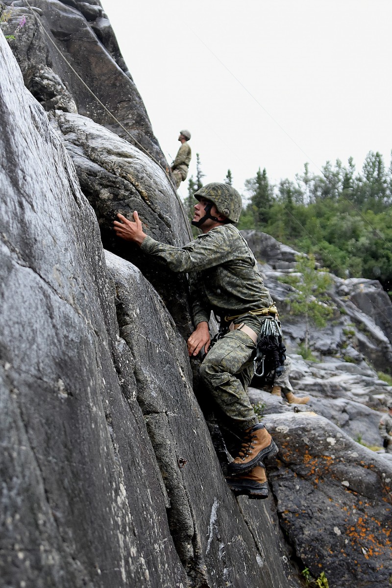 Kosovan soldiers learn mountaineering skills at Northern Warfare