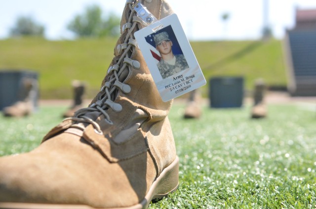 Heartfelt memorial for fallen Soldiers at Fort Bragg | Article | The ...