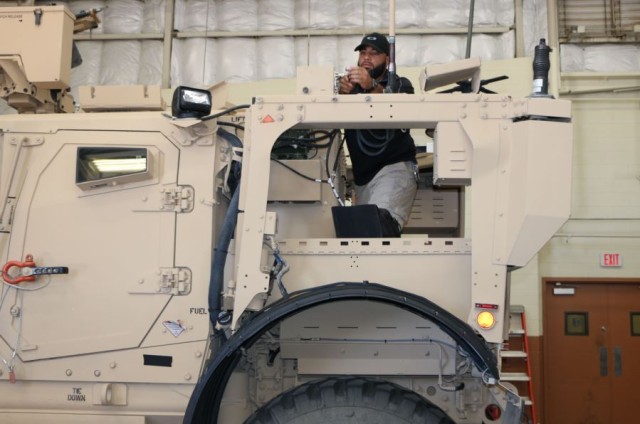 Army prepares networked vehicles for new Army Warfighting Assessment