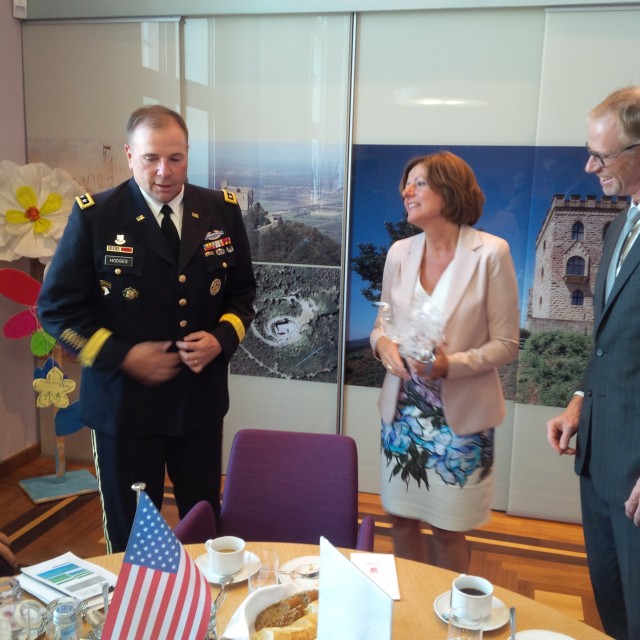 USAREUR commander meets with Rheinland-Pfalz's Minister-President Malu Dreyer