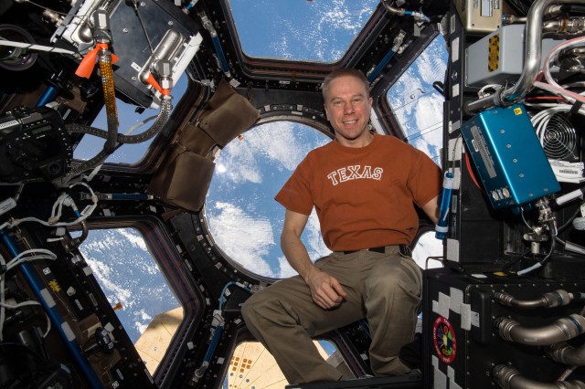 Army astronaut tells what it's like to live in space