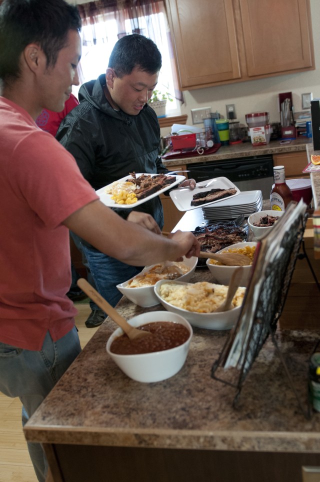 Washington family offers taste of America to Japanese service members