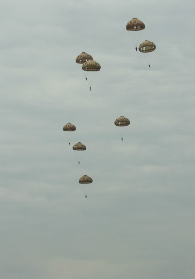 Sky Soldiers train and jump with French counterparts