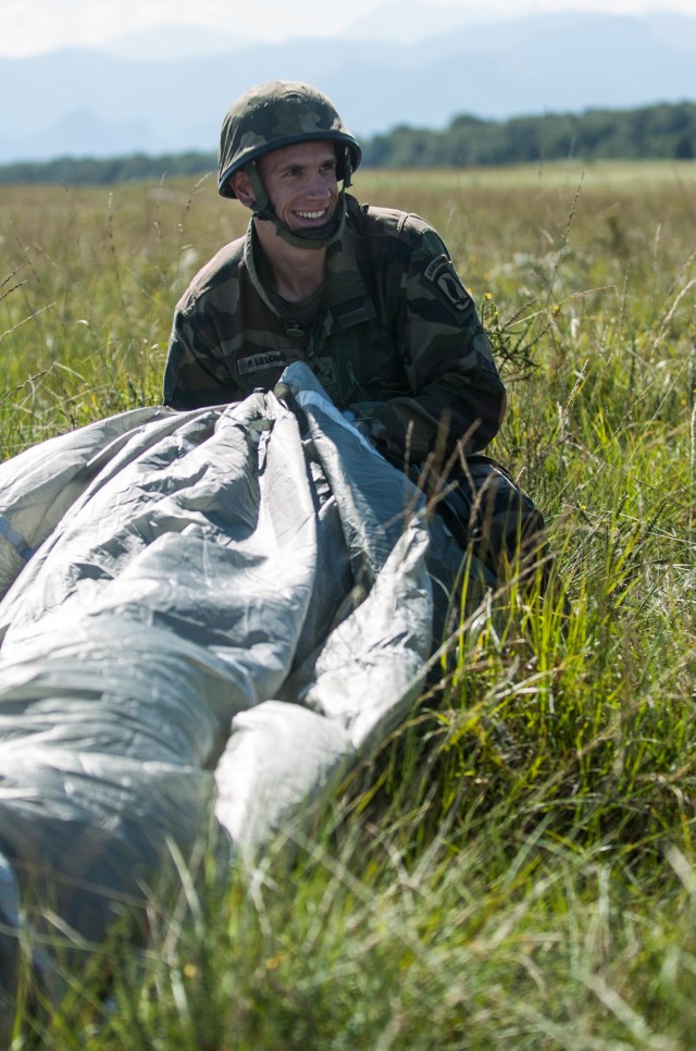 French paratroopers from the 35e RAP perform an airborne operation with Sky Soldiers