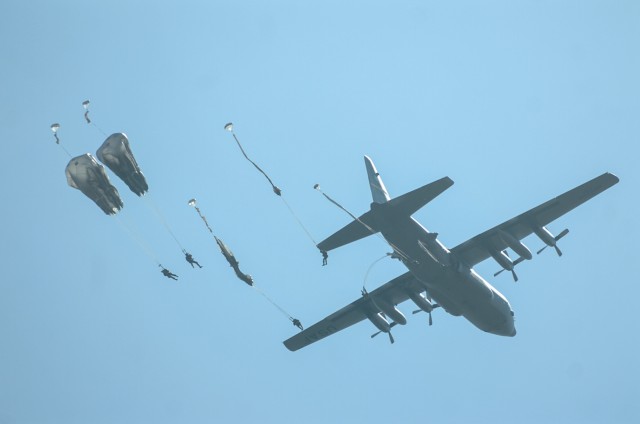 French paratroopers from the 35e RAP perform an airborne operation with Sky Soldiers