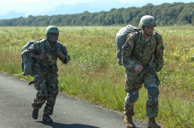 French paratroopers from the 35e RAP perform an airborne operation with Sky Soldiers