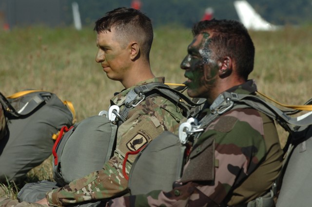 French paratroopers from the 35e RAP perform an airborne operation with Sky Soldiers