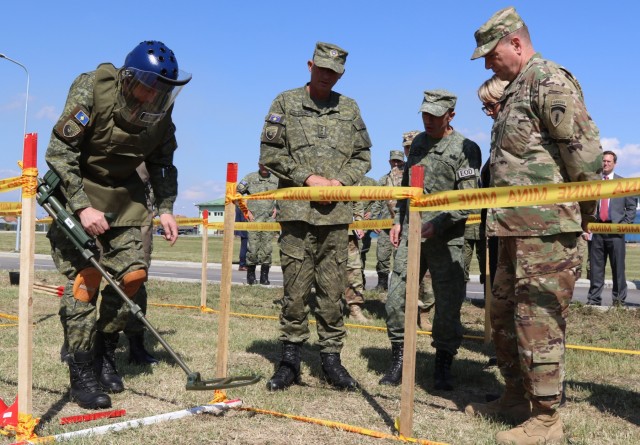 U.S. Army Europe Commander visits Kosovo Security Force, puts life in their hands