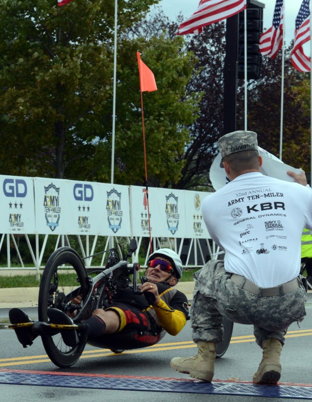 Soldiers dominate 2016 Army Ten-Miler