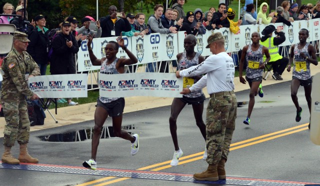 Soldiers dominate 2016 Army Ten-Miler