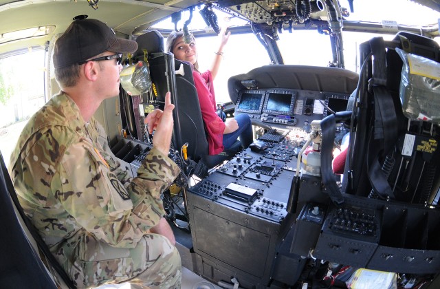 1-212th Avn. Regt. presents re-discovered plaque to family of fallen Soldier