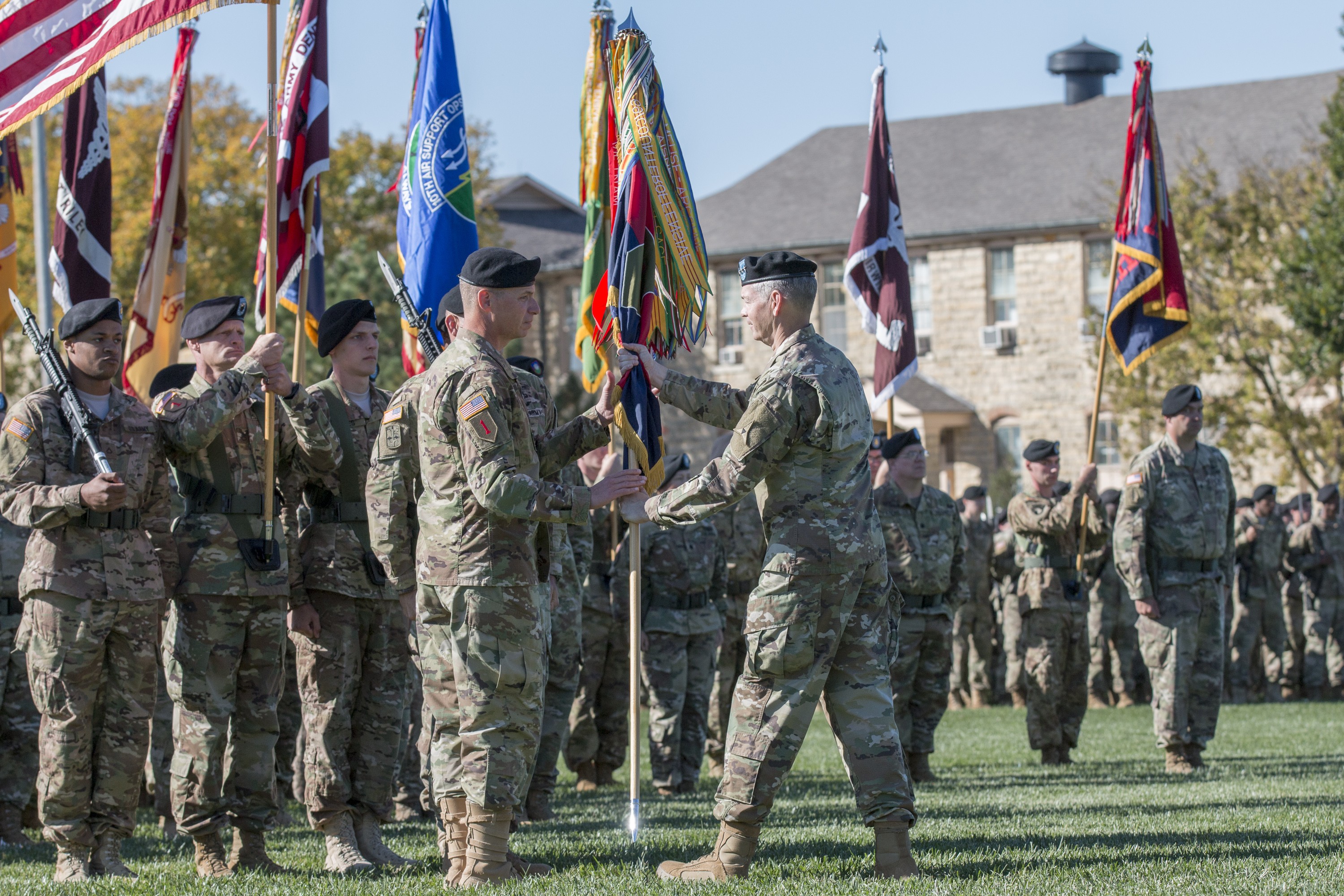 Division welcomes new commander, cases colors for Iraq deployment ...