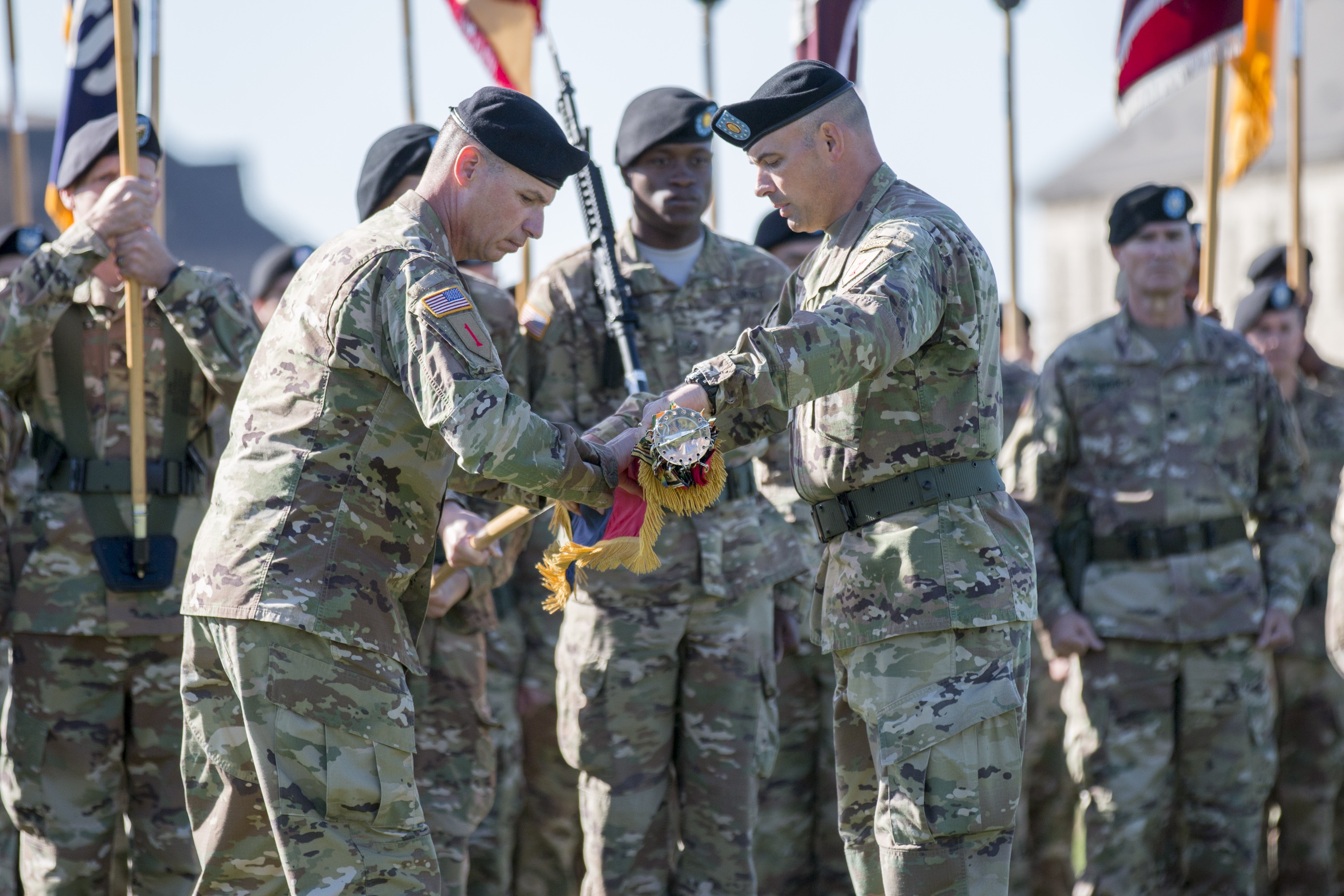 Division welcomes new commander, cases colors for Iraq deployment ...