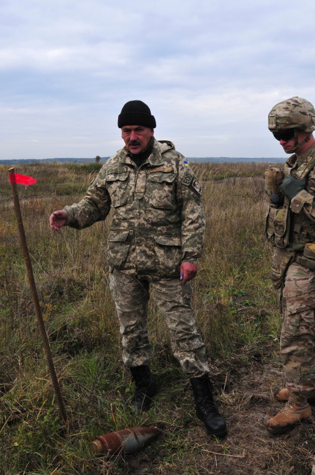 720th Ordnance Company (EOD) work with Ukrainian sappers at the IPSC