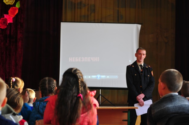 Civil Affairs Team Conducts Mine Awareness Class in Ukraine