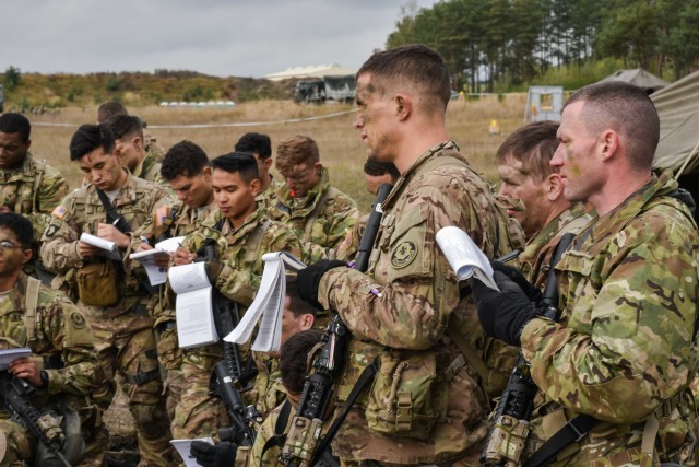 Infantrymen take notes during Expert Infantry Badge training