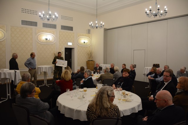 BG Laubenthal thanks the Lions Club Wiesbaden-Neroberg for their dontation to the Fisher House Foundation