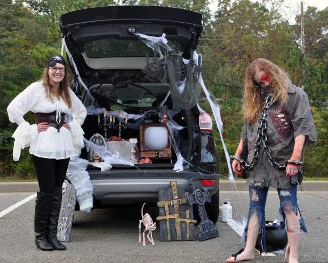 INSCOM, 1ST IO, Army GEOINT Battalion team up for Trunk or Treat fun