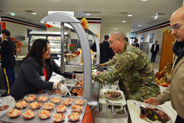 Troops overseas get a taste of Thanksgiving