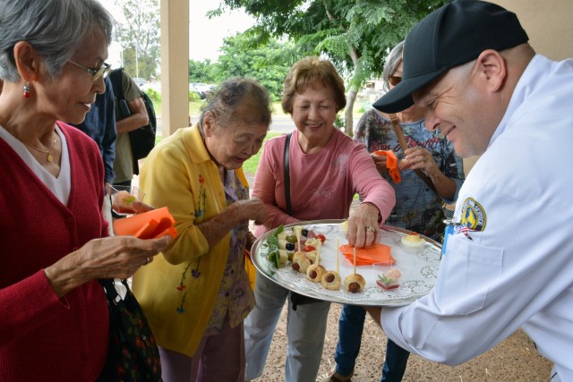 Soldiers, families delight in 25th Sustainment Bistro's Thanksgiving Celebration Meal