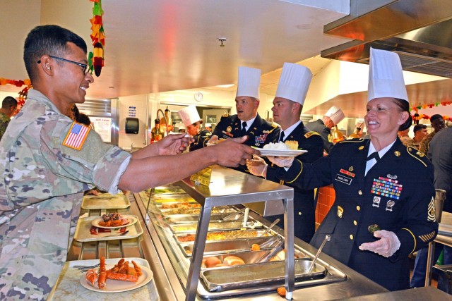 Soldiers, families delight in 25th Sustainment Bistro's Thanksgiving Celebration Meal