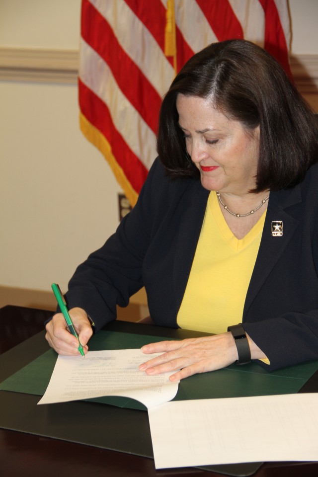 Hon. Katherine Hammack signs a Memorandum of Understanding with EPA's Office of Research and Development