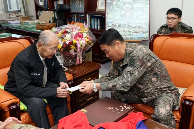 Leaders of ROK-U.S. Combined Forces Command celebrate Korean War hero's 96th birthday