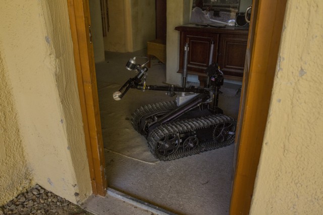 EOD Soldiers operate TALON Robot