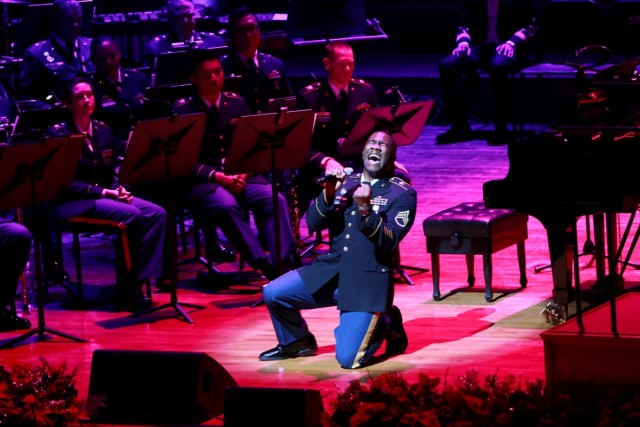 Koreans and U.S. Soldiers Enjoy Holiday Concert