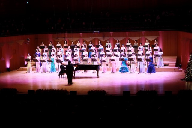 Koreans and U.S. Soldiers Enjoy Holiday Concert