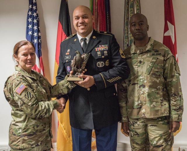 Sgt. 1st Class Green accepts Reserve Component Career Counselor of the year award