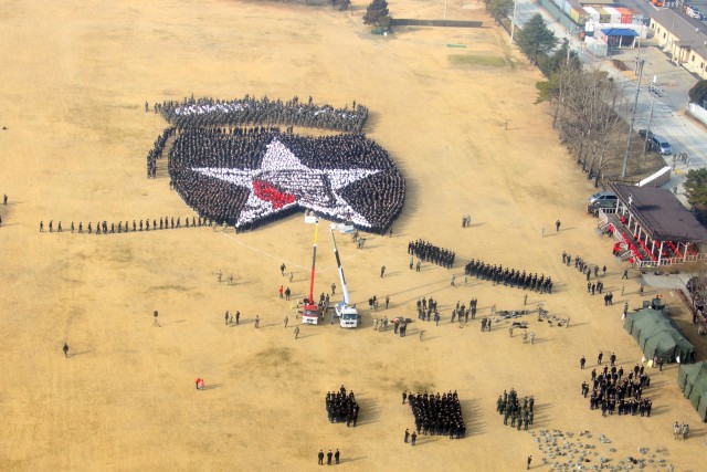 2nd Infantry Division creates "Living Insignia"