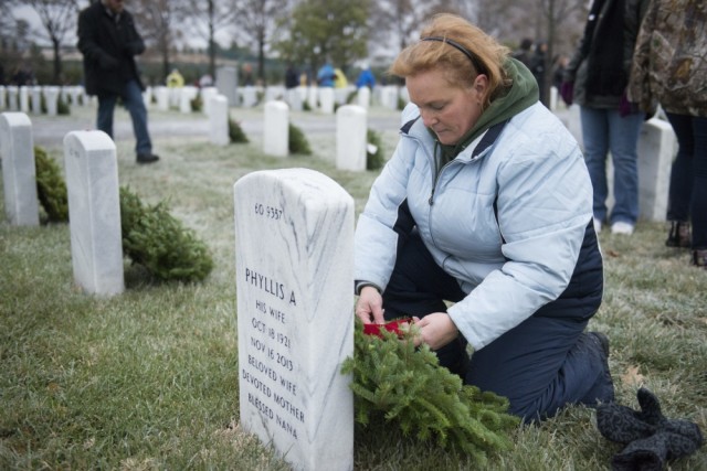 Wreaths Across America volunteers brave freezing weather