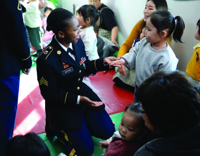 304th ESB Soldiers bring the spirit of Christmas to local orhpans and hospital patients
