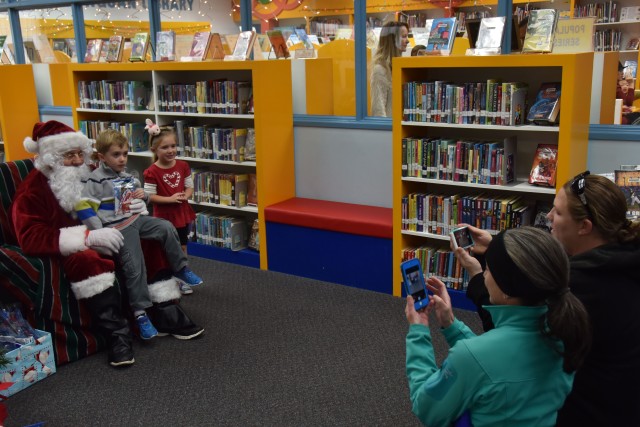 Children enjoy Christmas story hour at Yongsan library