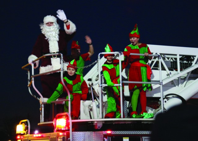 Humphreys kicks off holiday season with Christmas tree lighting