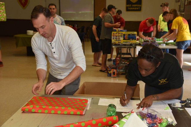 "Wolfhounds" Gift-wrapping Event